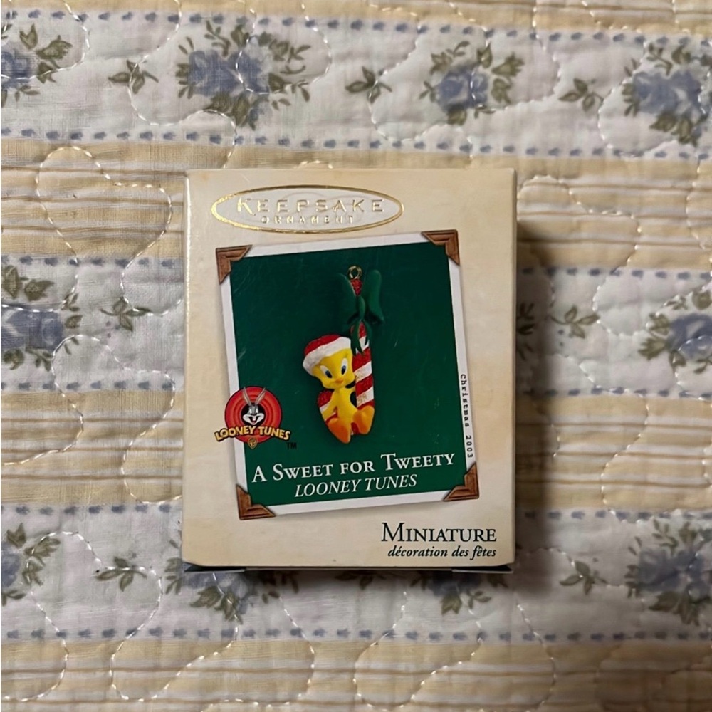 Hallmark 2003 Looney Tunes A Sweet for Tweety Minature Ornament